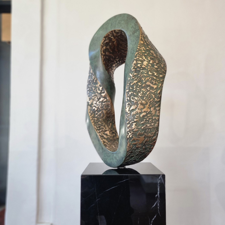 Bronze Abstract Sculpture – Mobius Curve by Robin Holliday, 60x30x28cm - view 3