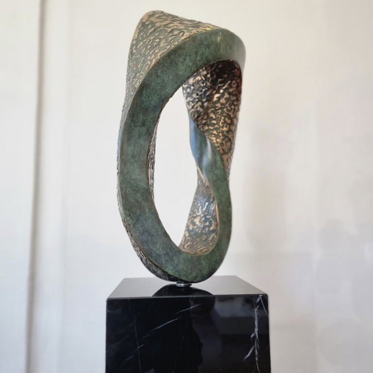 Bronze Abstract Sculpture – Mobius Curve by Robin Holliday, 60x30x28cm - view 5