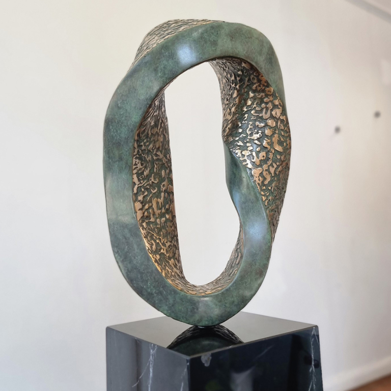 Bronze Abstract Sculpture – Mobius Curve by Robin Holliday, 60x30x28cm - view 6