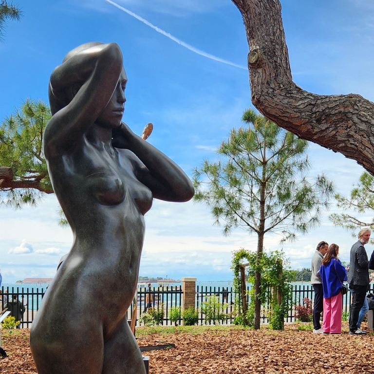 Bronze Figurative Sculpture – Stepping Bather by Phillip Piperides, 165x40x30cm - view 5