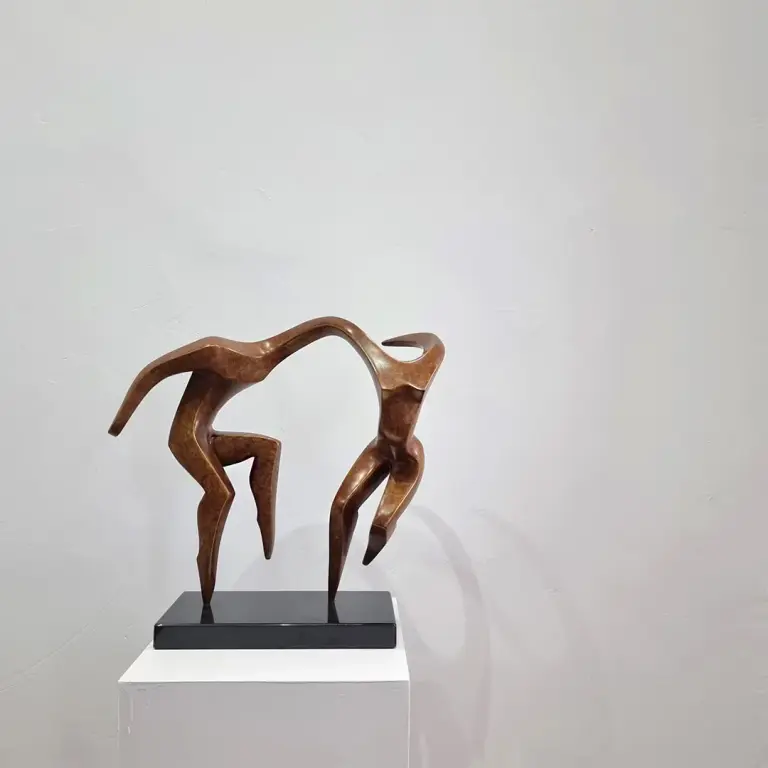 Bronze Figurative Sculpture – Rock n Roll by Michael Vaynman, 43x46x15cm - view 5